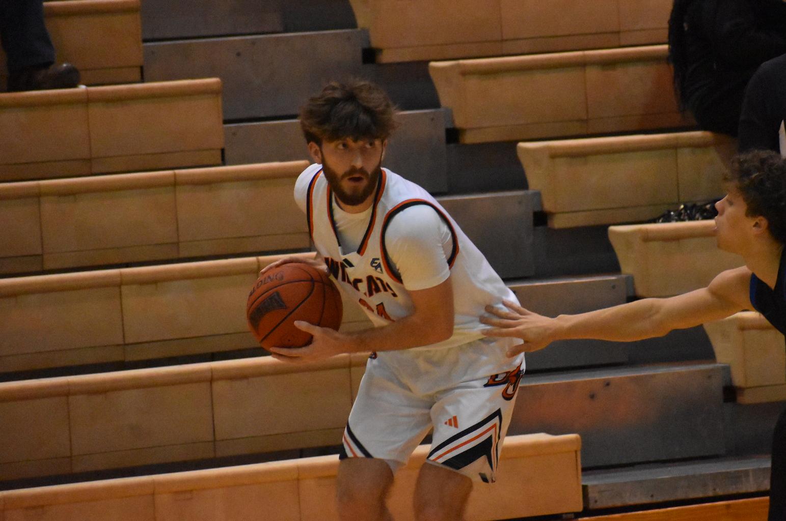 Men&rsquo;s Basketball Falls on the Road at Benedictine
